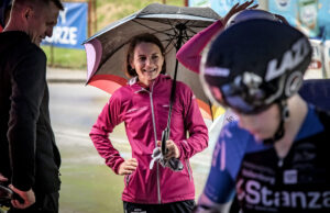 Paulina Brzeźna-Bentkowska stoi uśmiechnięta pod parasolem