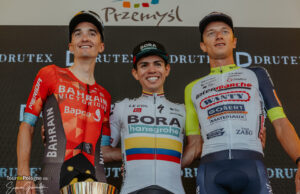 Sergio Higuita na podium etapu Tour de Pologne