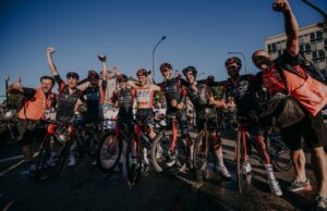 Ekipa Ineos Grenadiers świętuje zwycięstwo w Tour de Pologne