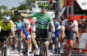 Sam Bennett wygrywa trzeci etap Vuelta a Espana 2022