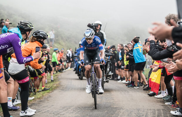 Jay Vine przez tłum kibiców zmierza po etapowe zwycięstwo na Vuelta a Espana