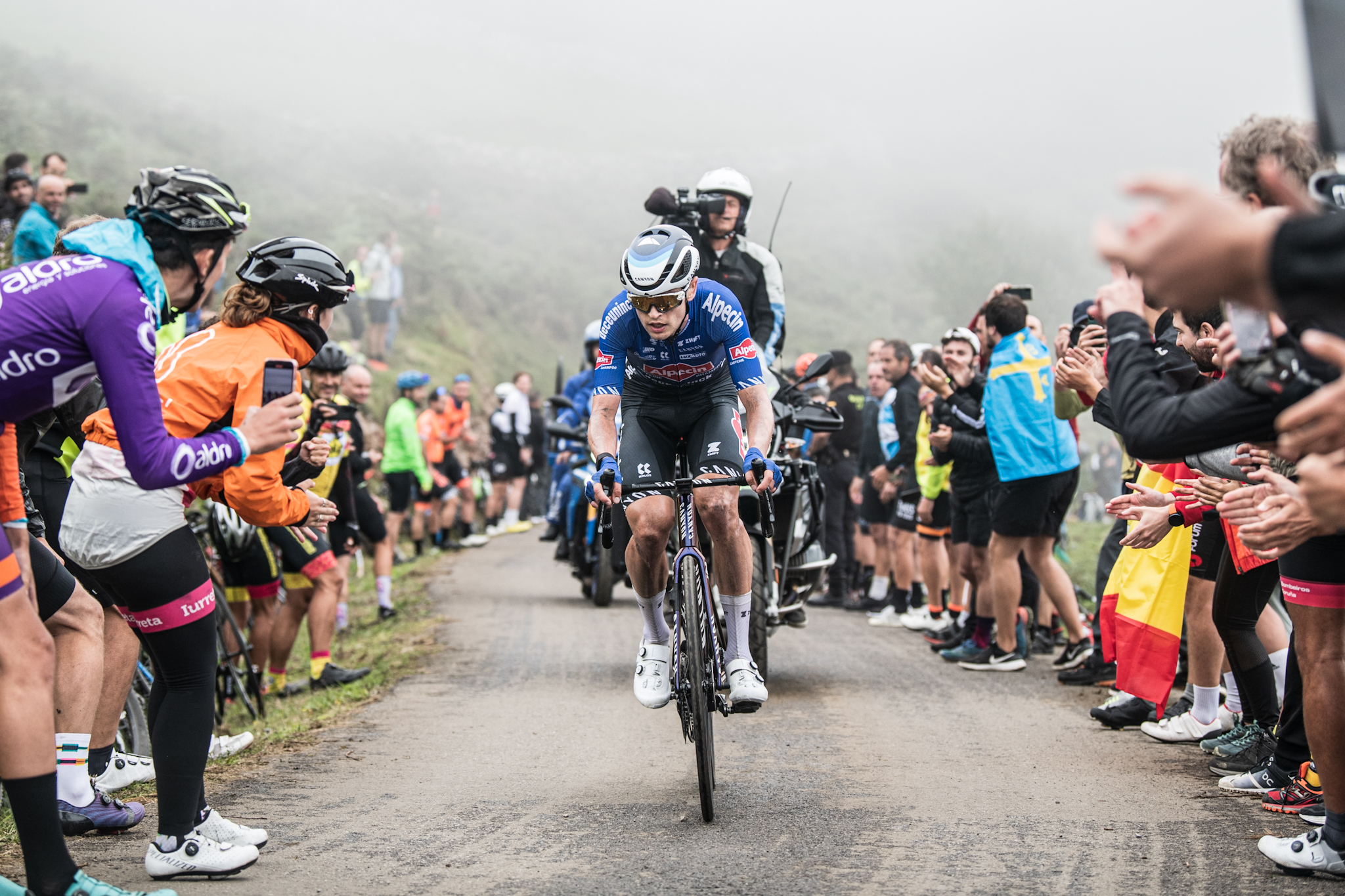 Jay Vine przez tłum kibiców zmierza po etapowe zwycięstwo na Vuelta a Espana