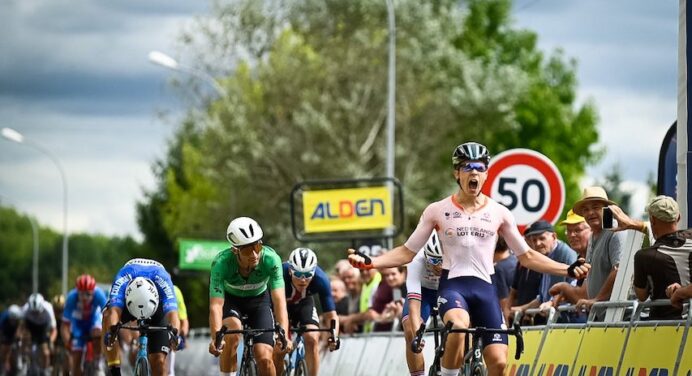 Tour de l’Avenir 2022: etap 2. Casper van Uden w końcowym sprincie