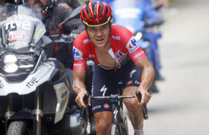 Remco Evenepoel w koszulce lidera Vuelta a Espana na podjeździe