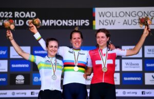 Ellen van Dijk na podium mistrzostw świata w Wollongong, obok Grace Brown i Marlen Reusser