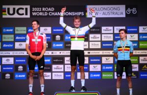 Tobias Foss na podium mistrzostw świata w Wollongong. Obok Stefan Kung i Remco Evenepoel