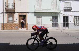 Remco Evenepoel w koszulce lidera Vuelta a Espana