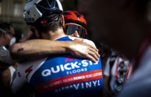 Remco Evenepoel obejmuje drużynowego kolegę po 21. etapie Vuelta a Espana 2022