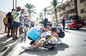 Siedzący na asfalcie Julian Alaphilippe, po upadku na 11. etapie Vuelta a Espana