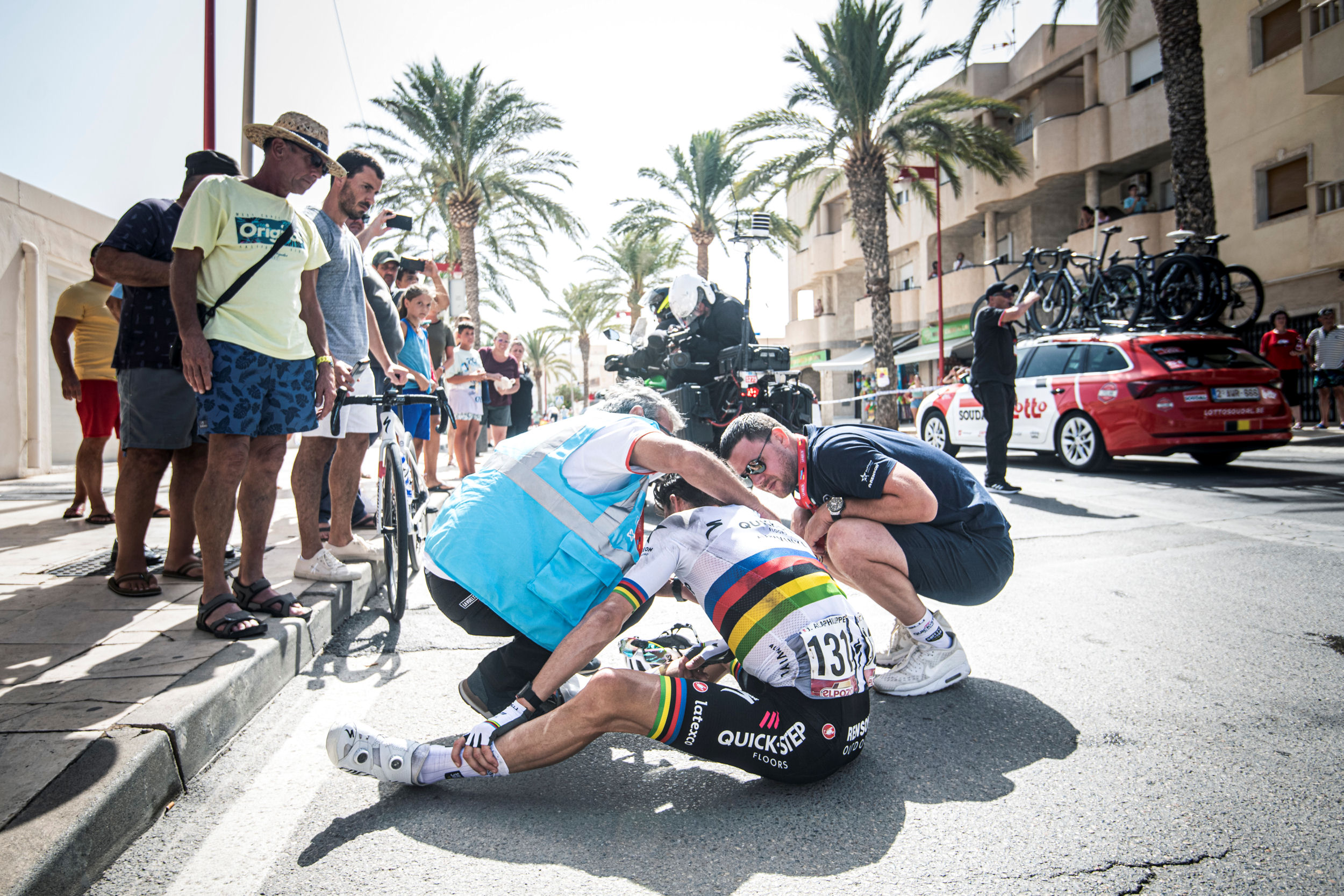 Siedzący na asfalcie Julian Alaphilippe, po upadku na 11. etapie Vuelta a Espana