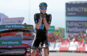 Thymen Arensman świętuje wygranie etapu Vuelta a Espana