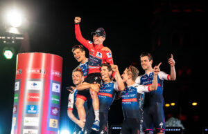Remco Evenepoel na barkach kolegów z ekipy Quick-Step po wygranej Vuelta a Espana