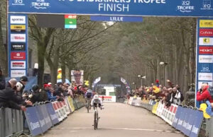 Fem van Empel wjeżdża na mecie wyciągnięta na rowerze