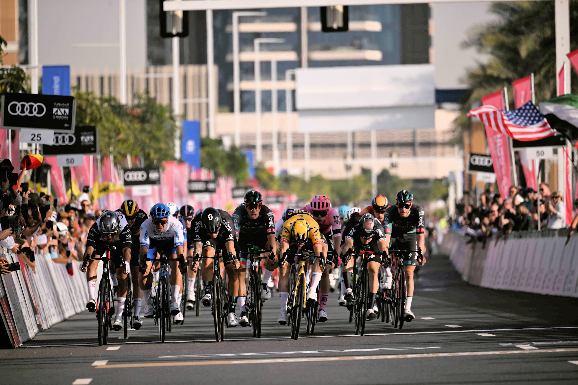 UAE Tour 2023: etap 4. Juan Sebastian Molano rzutem na kreskę