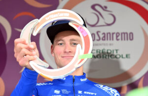 Mathieu van der Poel z nagrodą za zwycięstwo w Mediolan-San Remo