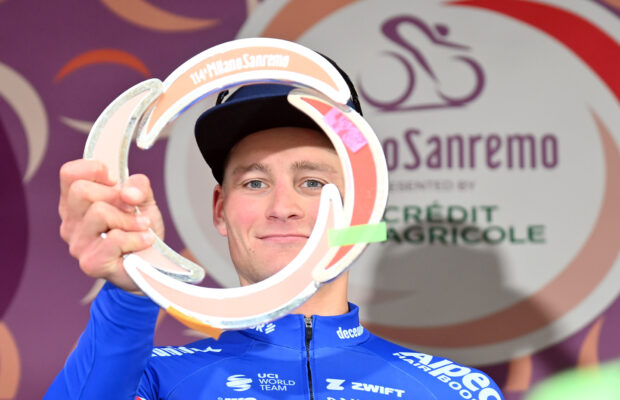 Mathieu van der Poel z nagrodą za zwycięstwo w Mediolan-San Remo