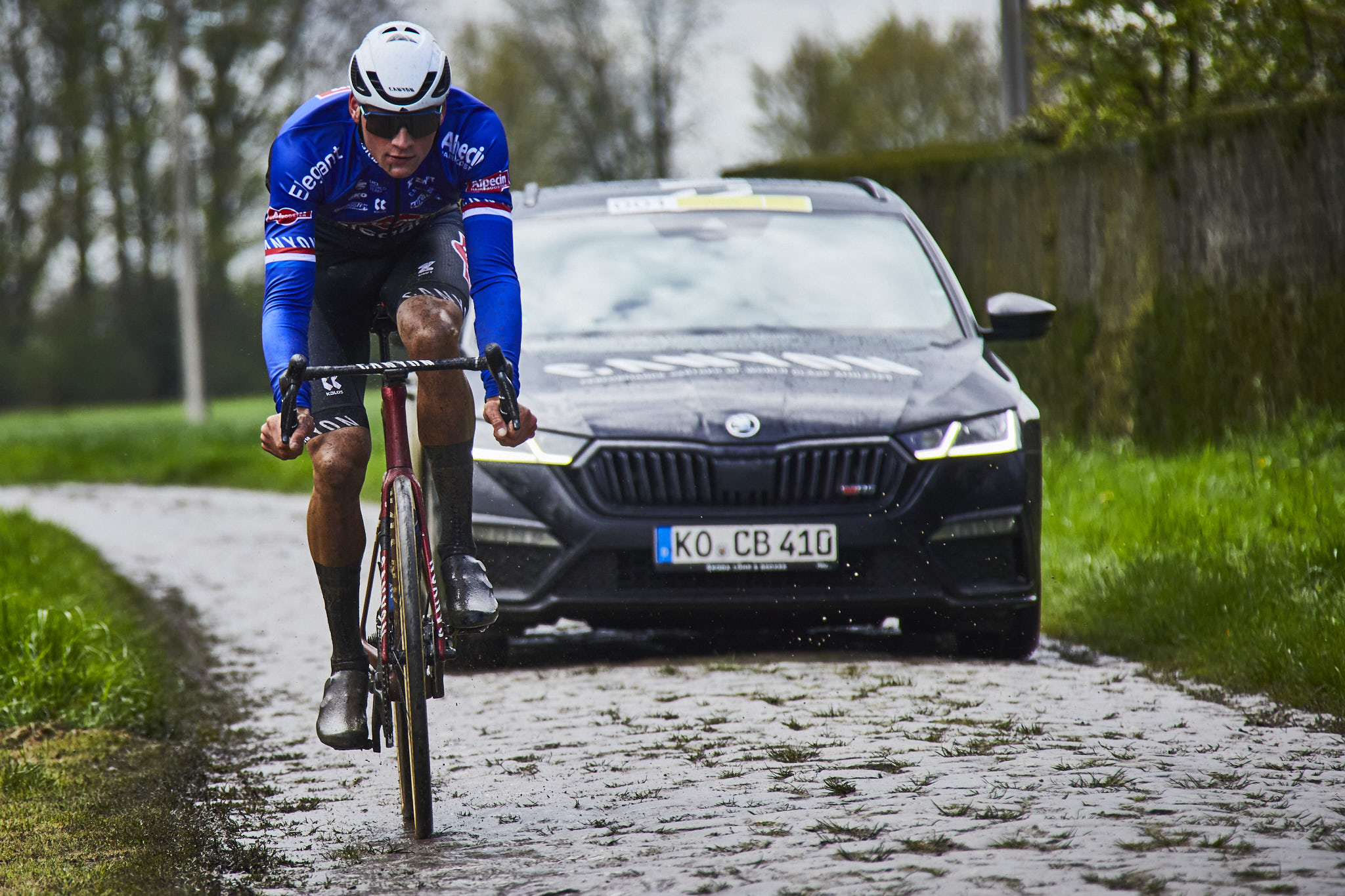 Paryż-Roubaix 2023. Mathieu van der Poel po kostkę bruku