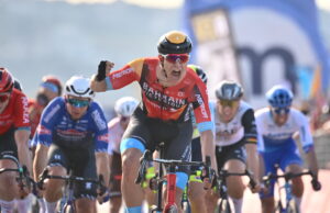 Jonathan Milan świętuje zwycięstwo etapowe w Giro d'Italia