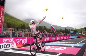Aurelien Paret-Peintre wygrywa etap Giro d'Italia przed Andreasem Leknessundem