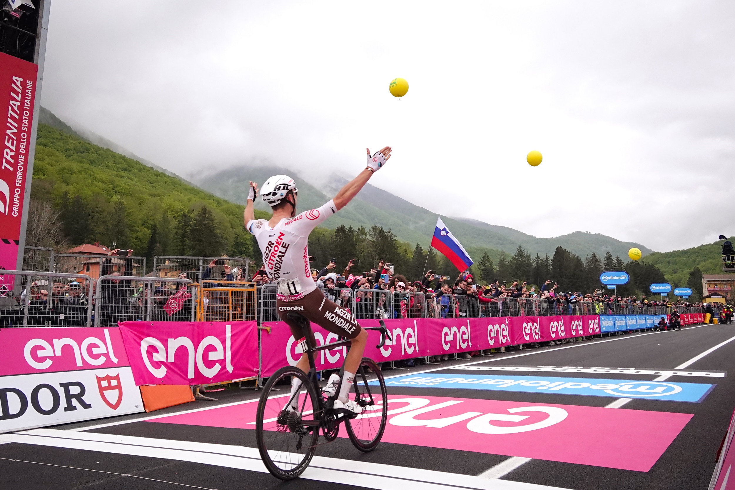 Aurelien Paret-Peintre wygrywa etap Giro d'Italia przed Andreasem Leknessundem
