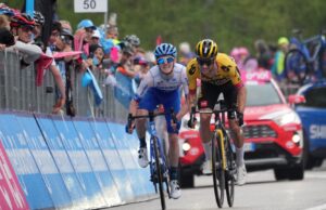 Eddie Dunbar i Primoz Roglic na mecie etapu Giro d'Italia