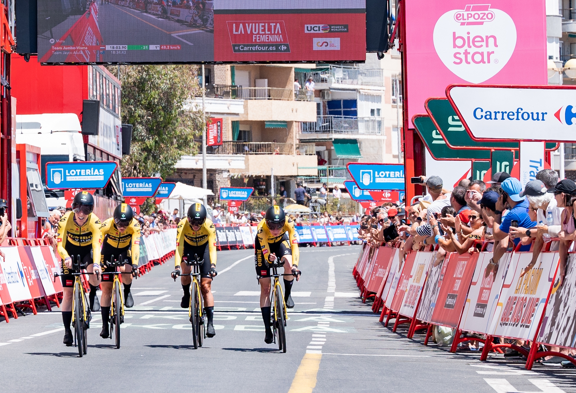 Ekipa Jumbo-Visma na mecie jazdy drużynowej na czas La Vuelta Femenina