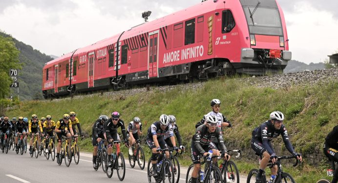„Dzikie karty” do Giro d’Italia | Bernas dołącza do Mazowsze Serce Polski