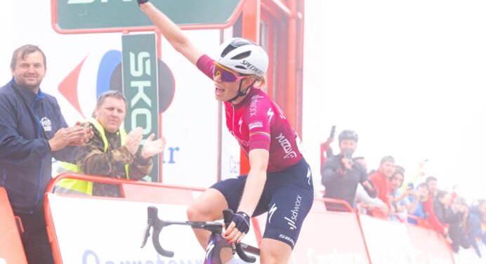 La Vuelta Femenina 2023: etap 7. Demi Vollering na Lagos de Covadonga, wyścig Van Vleuten