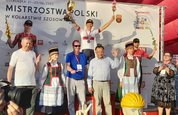 Alan Banaszek na podium wyścigu o mistrzostwo Polski