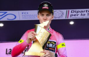 Johannes Staune-Mittet z pucharem za zwycięstwo w Giro Next Gen 2023