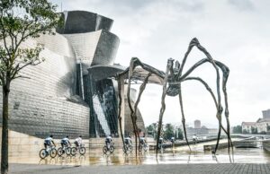 kolarze przy Muzeum Guggenheima w Bilbao