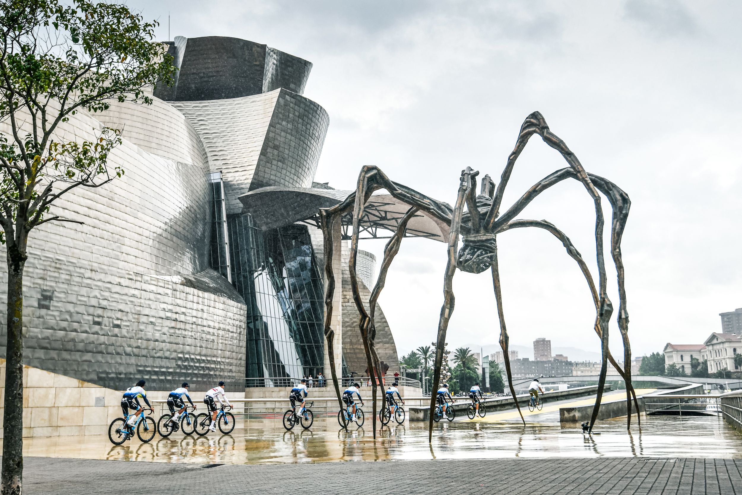 kolarze przy Muzeum Guggenheima w Bilbao