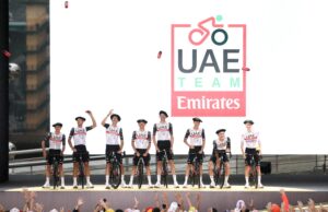 kolarze UAE Team Emirates podczas prezentacji zespołów