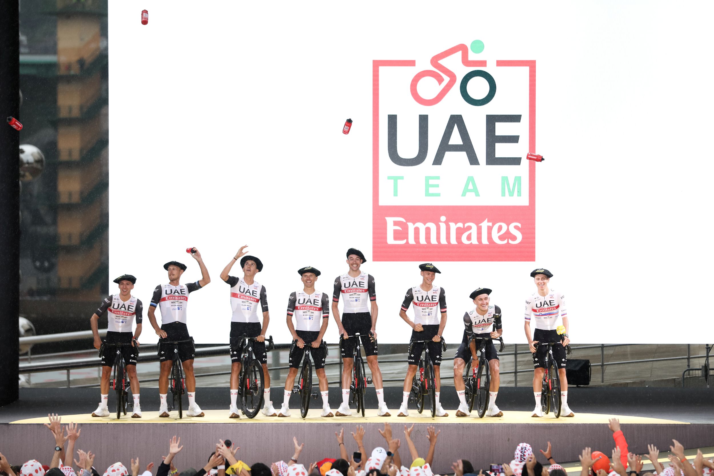 kolarze UAE Team Emirates podczas prezentacji zespołów