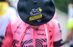 Baskijski kapelusz txapella na głowie kolarza przed startem Tour de France