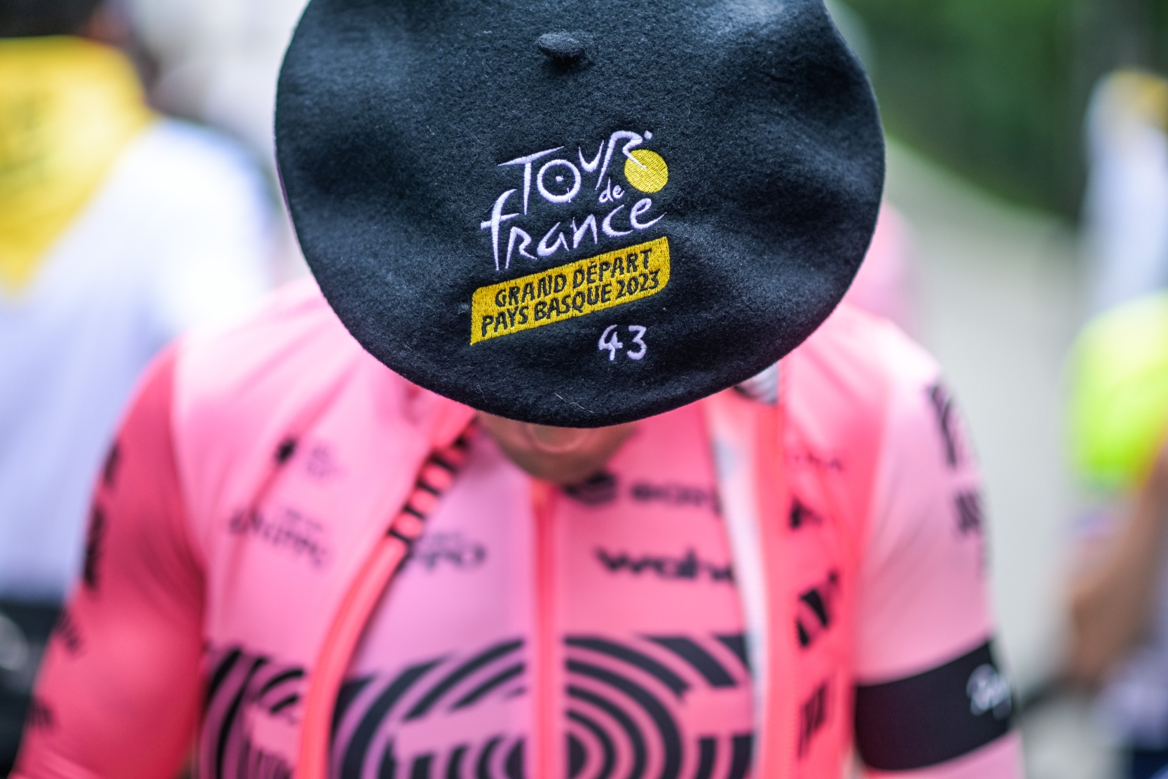 Baskijski kapelusz txapella na głowie kolarza przed startem Tour de France