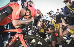 Michał Kwiatkowski świętuje wygranie etapu Tour de France przed kamerami