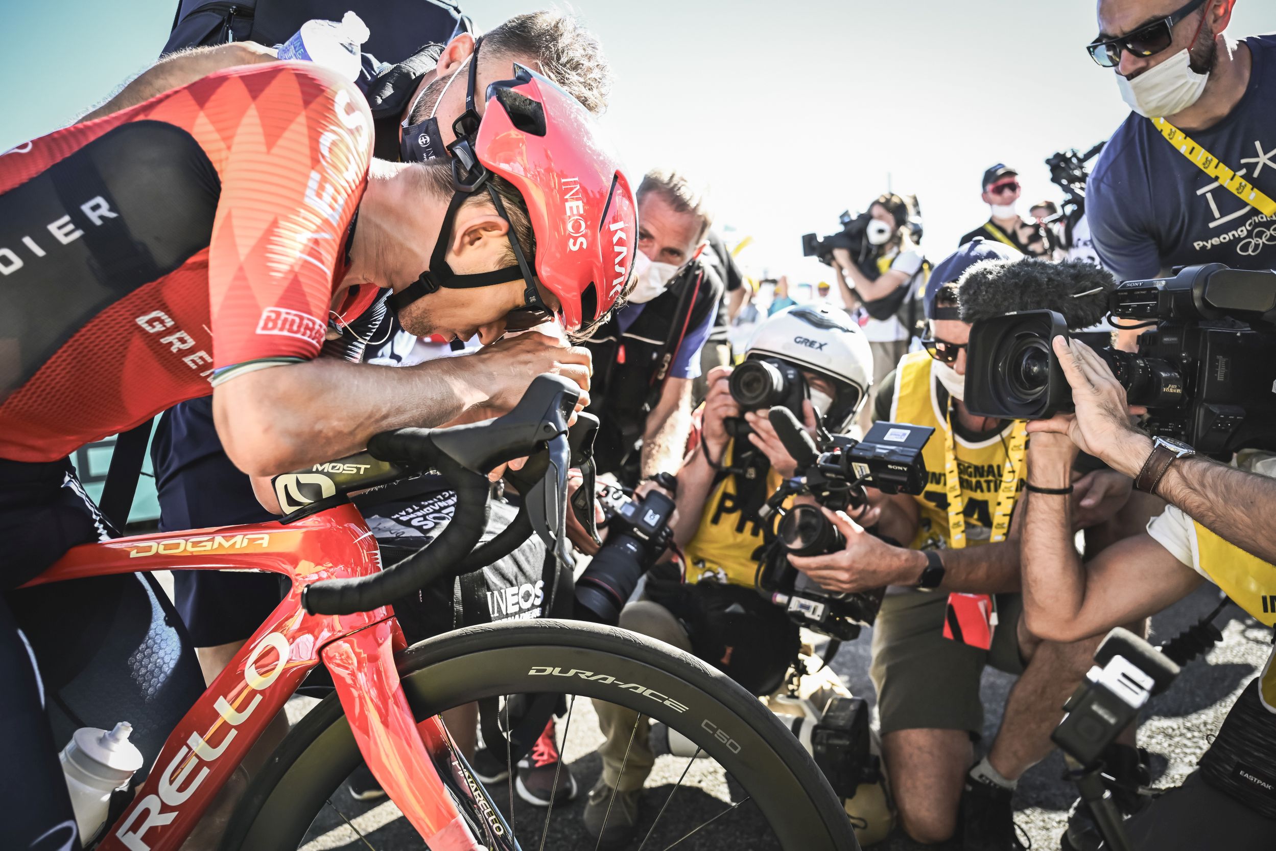 Michał Kwiatkowski świętuje wygranie etapu Tour de France przed kamerami