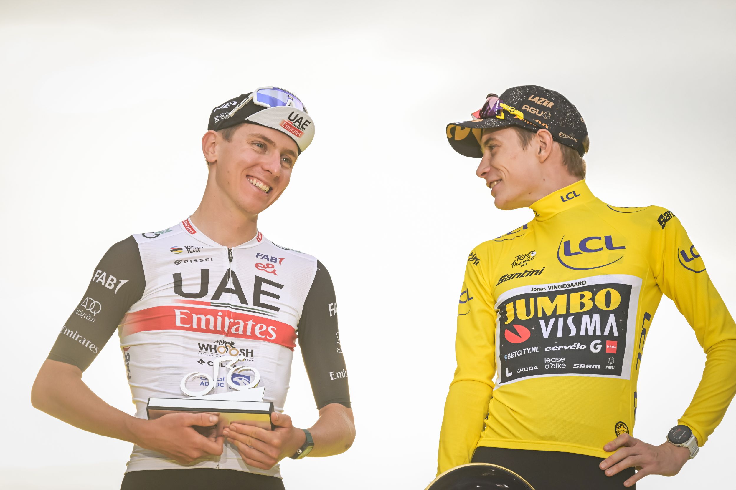 Jonas Vingegaard i Tadej Pogacar na podium Tour de France w Paryży