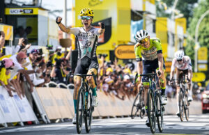 Pello Bilbao w geście zwycięstwa na kresce 10. etapu Tour de France.