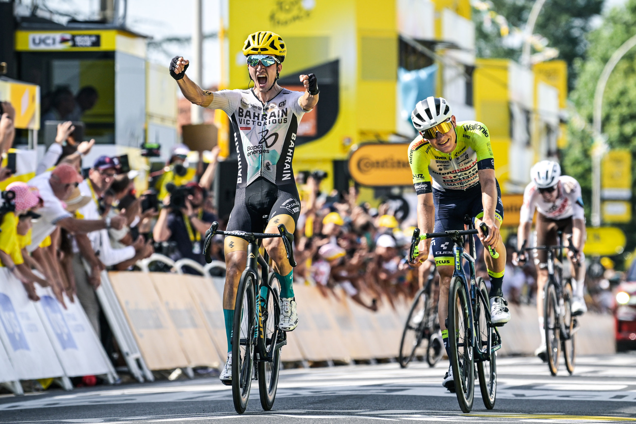Pello Bilbao w geście zwycięstwa na kresce 10. etapu Tour de France.