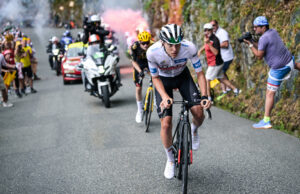 Tadej Pogacar atakuje Jonasa Vingegaarda na trasie Tour de France