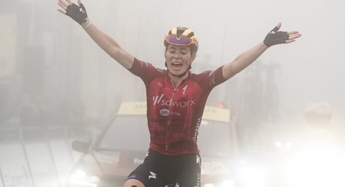 Tour de France Femmes 2023: etap 7. Demi Vollering przed Niewiadomą na Tourmalet