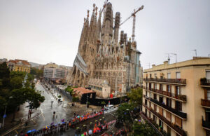 Kolarze przejeżdżający przy Sagrada Família w Barcelonie