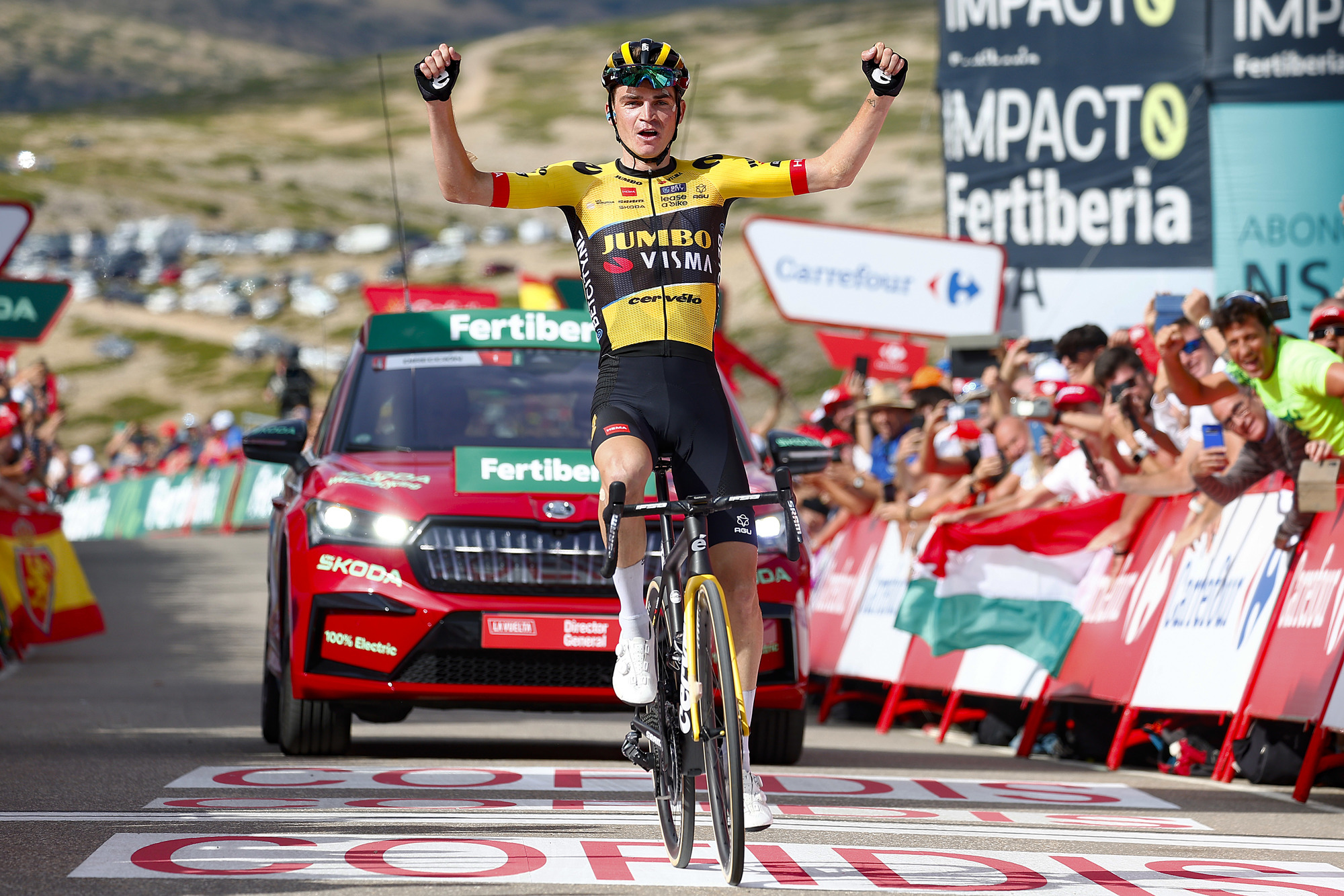 Vuelta a Espana 2023: Stage 6. Pictures of Siba Cossa and Evenepuel on the desk