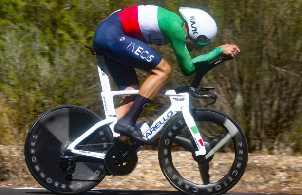 Filippo Ganna na rowerze czasowym w koszulce mistrza Włoch