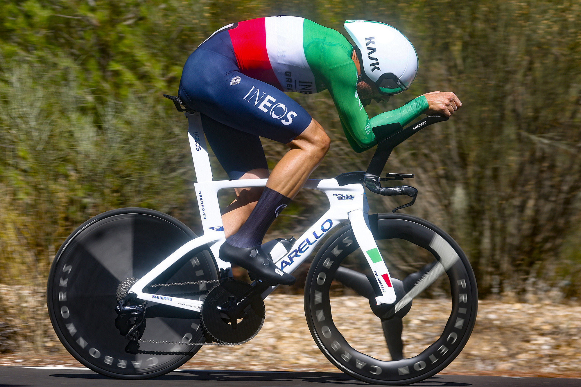 Filippo Ganna na rowerze czasowym w koszulce mistrza Włoch