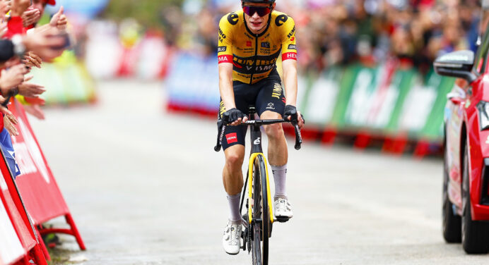 Vuelta a Espana 2023: etap 16. Jonas Vingegaard wygrywa w Bejes
