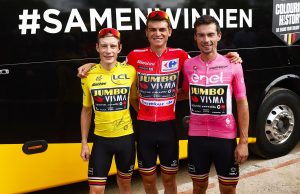 Vingegaard, Kuss i Roglic w koszulkach, odpowiednio: żółtej, czerwonej i różowej