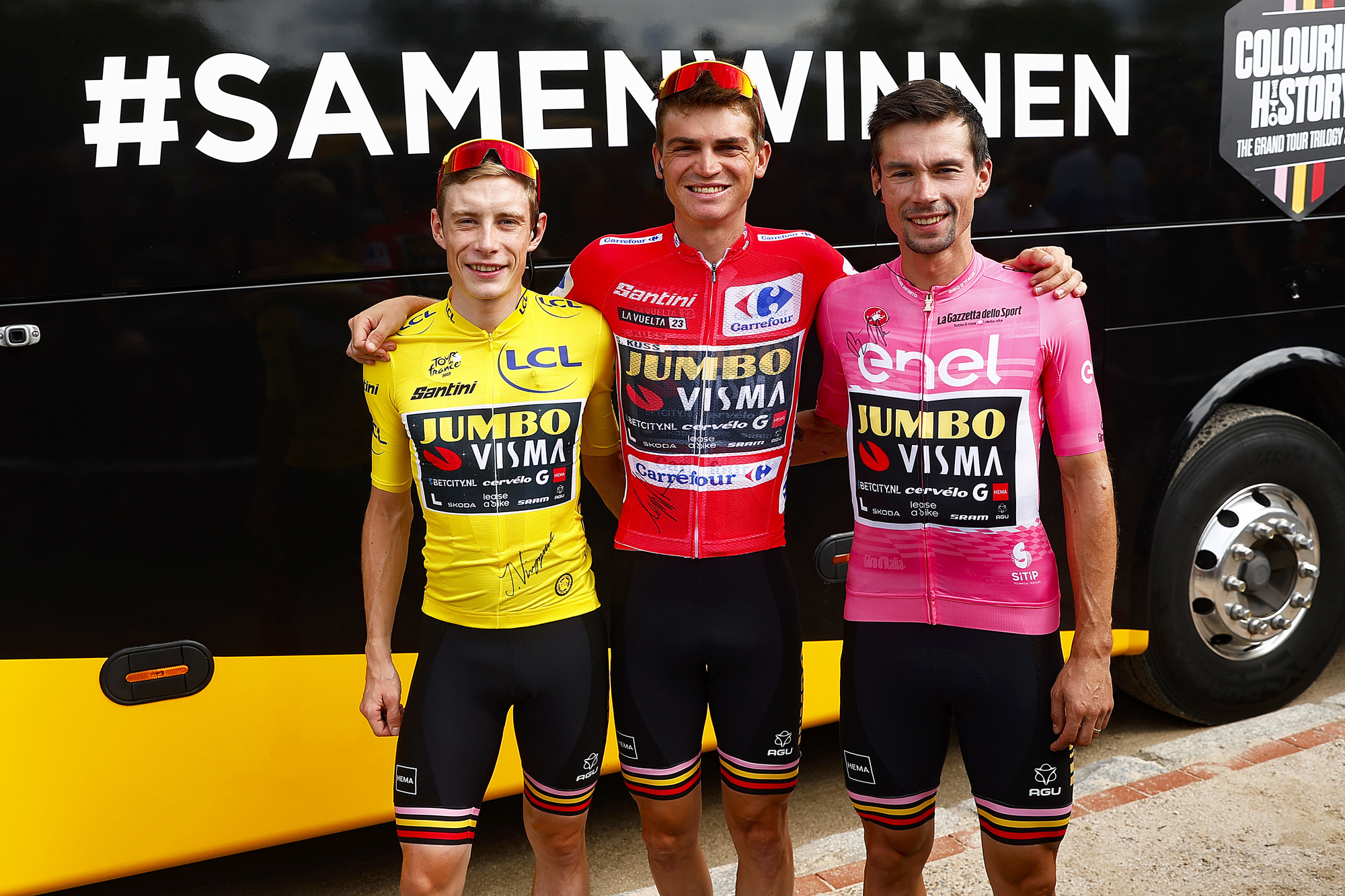 Vingegaard, Kuss i Roglic w koszulkach, odpowiednio: żółtej, czerwonej i różowej